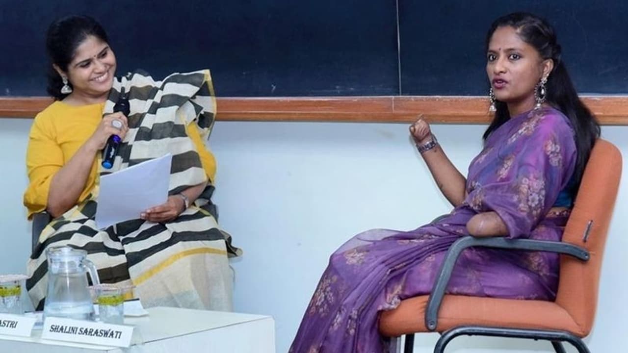 ಕೈ ಕಾಲು ಕಳೆದುಕೊಂಡರೂ ಸಾಧನೆ; ವಿದ್ಯಾರ್ಥಿಗಳೊಂದಿಗೆ ಬ್ಲೇಡ್ ರನ್ನರ್ ಶಾಲಿನಿ ಸಂವಾದ ಕೈ ಕಾಲು ಕಳೆದುಕೊಂಡರೂ ಸಾಧನೆ; ವಿದ್ಯಾರ್ಥಿಗಳೊಂದಿಗೆ ಬ್ಲೇಡ್ ರನ್ನರ್ ಶಾಲಿನಿ ಸಂವಾದ