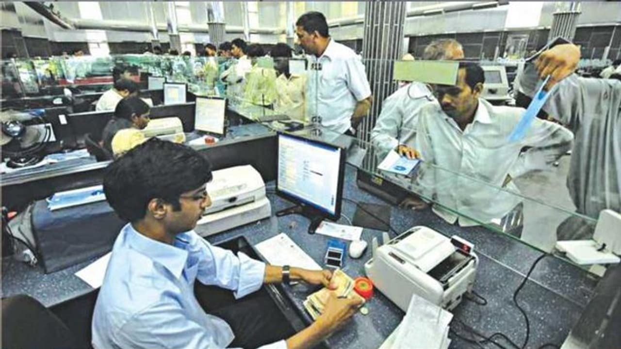 আজ খোলা থাকছে সব ব্যাঙ্ক, লকডাউনেও মিলবে স্বাভাবিক পরিষেবা আজ খোলা থাকছে সব ব্যাঙ্ক, লকডাউনেও মিলবে স্বাভাবিক পরিষেবা