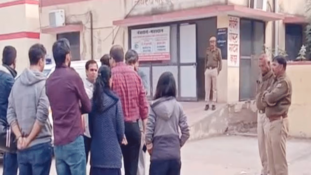 लड़की होटल में शराब के नशे में DJ पर कर रही थी डांस, कुछ देर बाद मातम में बदल गया पार्टी का जश्न लड़की होटल में शराब के नशे में DJ पर कर रही थी डांस, कुछ देर बाद मातम में बदल गया पार्टी का जश्न