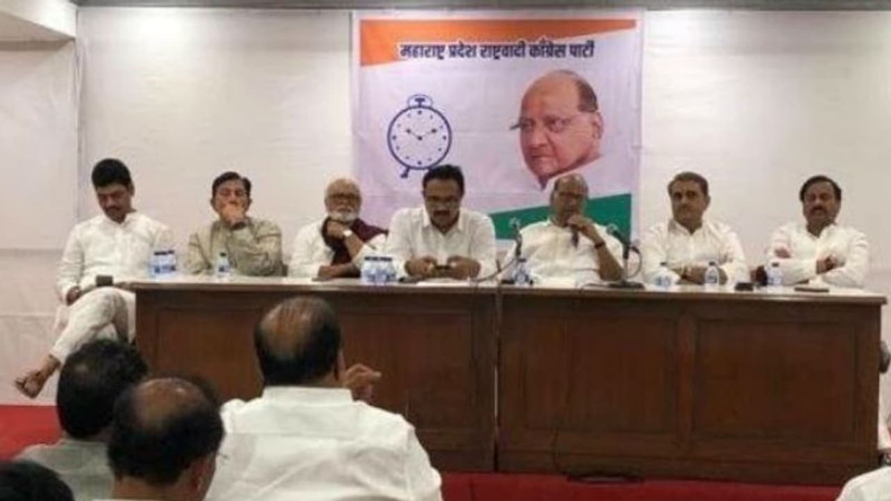 এনসিপি থেকে বহিষ্কৃত অজিত পাওয়ার, মহারাষ্ট্রে সরকার গঠনের লড়াই পৌঁছল সুপ্রিম কোর্টে এনসিপি থেকে বহিষ্কৃত অজিত পাওয়ার, মহারাষ্ট্রে সরকার গঠনের লড়াই পৌঁছল সুপ্রিম কোর্টে