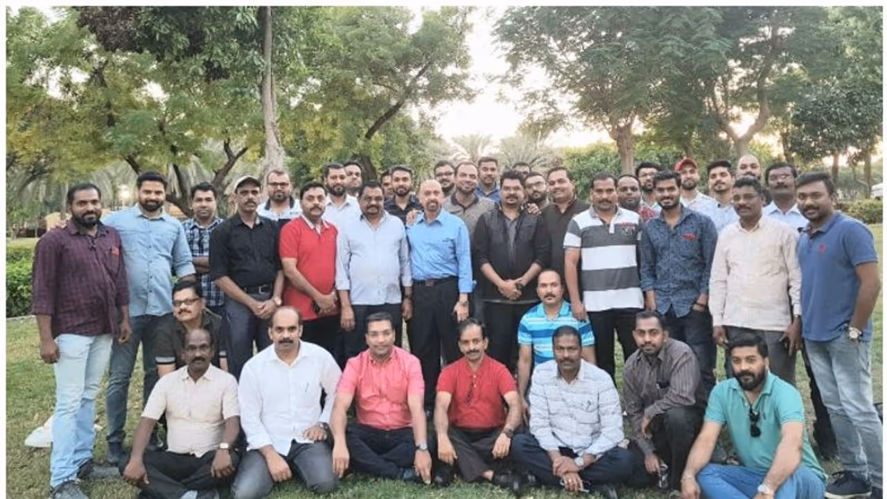 'കടലും കടന്ന് സൗഹൃദക്കൂട്ടം'; ദുബായില് പ്രവാസി മലയാളികളുടെ പൂര്വ്വ വിദ്യാര്ത്ഥി സംഗമം 'കടലും കടന്ന് സൗഹൃദക്കൂട്ടം'; ദുബായില് പ്രവാസി മലയാളികളുടെ പൂര്വ്വ വിദ്യാര്ത്ഥി സംഗമം