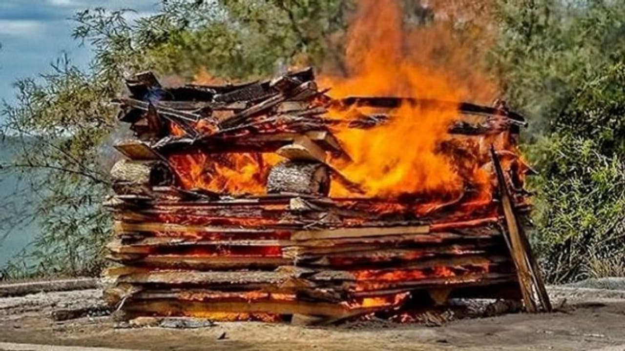 ಸಾರ್ವಜನಿಕ ರಸ್ತೆಯ ಬದಿಯಲ್ಲೇ ನಡೆಯಿತು ಶವಸಂಸ್ಕಾರ..!