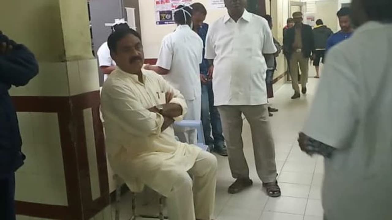 మంత్రి ఎర్రబెల్లి ఎస్కార్ వాహనం బోల్తా: ఇద్దరు మృతి మంత్రి ఎర్రబెల్లి ఎస్కార్ వాహనం బోల్తా: ఇద్దరు మృతి