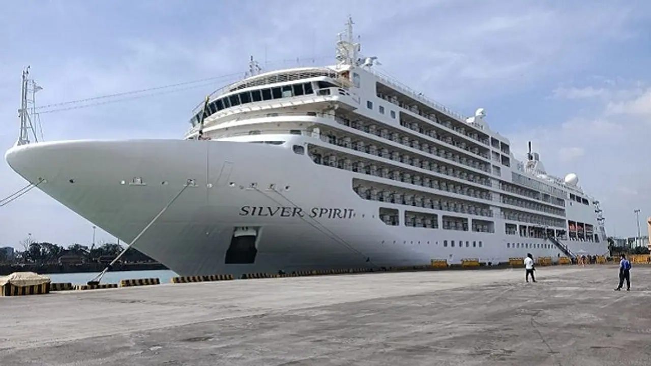 ಮಂಗಳೂರು ಬಂದರಿಗೆ ಬಂತು ಐಷಾರಾಮಿ ಪ್ರವಾಸಿ ನೌಕೆ..! ಮಂಗಳೂರು ಬಂದರಿಗೆ ಬಂತು ಐಷಾರಾಮಿ ಪ್ರವಾಸಿ ನೌಕೆ..!