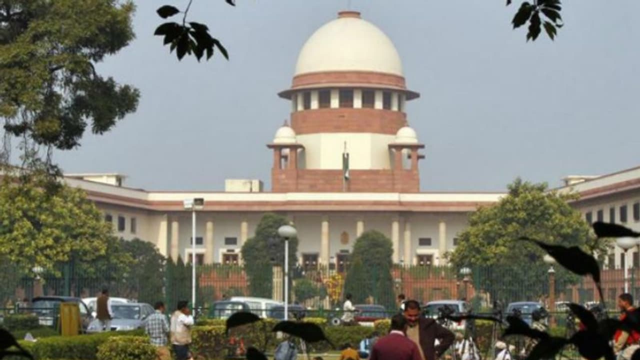 మహారాష్ట్ర ప్రభుత్వ ఏర్పాటును సవాల్ చేస్తూ సుప్రీం లో రిట్ పిటిషన్... మరికాసేపట్లో విచారణ