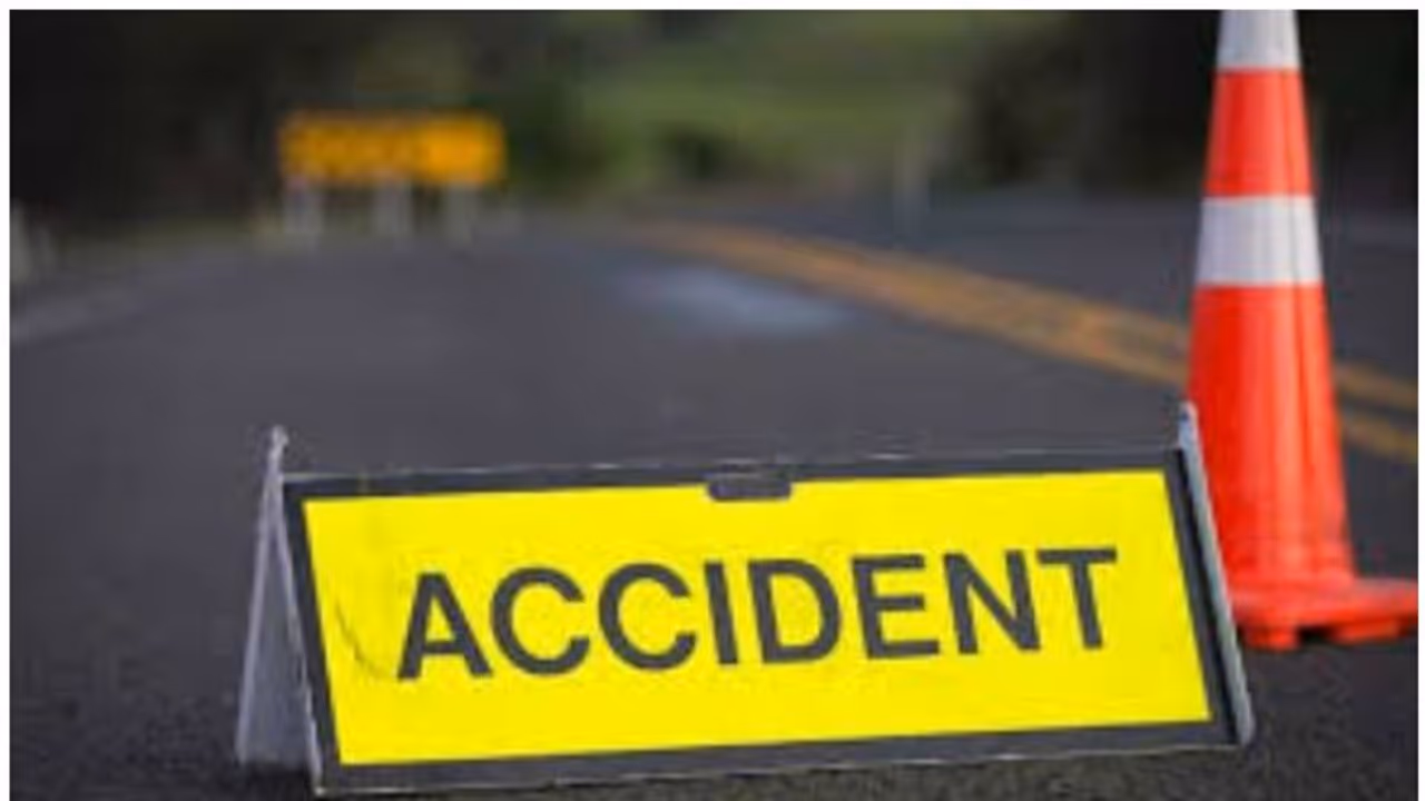 ಚಿತ್ರದುರ್ಗದ ಬಳಿ ಭೀಕರ ಅಪಘಾತ: ಇಬ್ಬರ ದುರ್ಮರಣ ಚಿತ್ರದುರ್ಗದ ಬಳಿ ಭೀಕರ ಅಪಘಾತ: ಇಬ್ಬರ ದುರ್ಮರಣ