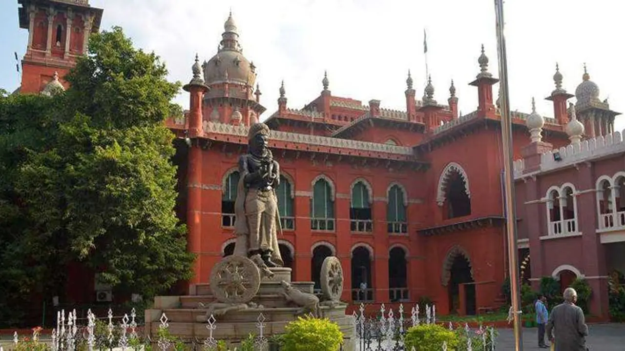 മനുസ്മൃതി നിയമപുസ്തകമല്ല, ഭാവനയ്ക്ക് അനുസരിച്ച് വ്യാഖ്യാനിക്കാമെന്ന് മദ്രാസ് ഹൈക്കോടതി മനുസ്മൃതി നിയമപുസ്തകമല്ല, ഭാവനയ്ക്ക് അനുസരിച്ച് വ്യാഖ്യാനിക്കാമെന്ന് മദ്രാസ് ഹൈക്കോടതി