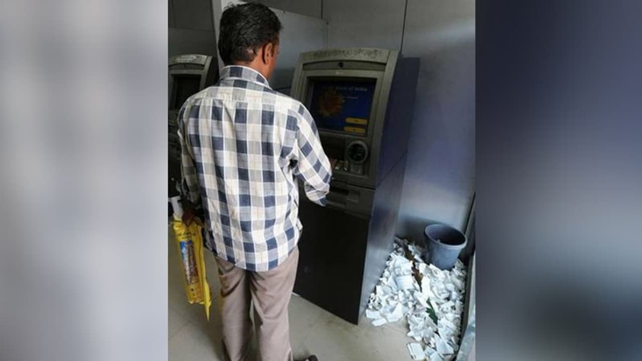 आप भी ATM रसीद वहीं फेंक देते हैं? आप भी ATM रसीद वहीं फेंक देते हैं?