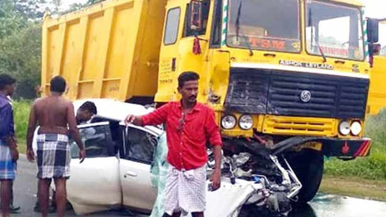 கார் மீது பயங்கரமாக மோதிய டிப்பர் லாரி..! இரண்டு பேர் உடல் நசுங்கி பலி..!