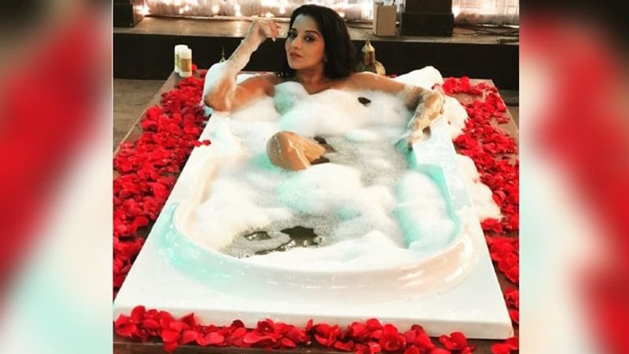 ঠাকুরপো'রা সাবধান, ঝুমা বৌদির উষ্ণ আবেদনে নিজেকে ঠিক রাখতে পারবেন তো ঠাকুরপো'রা সাবধান, ঝুমা বৌদির উষ্ণ আবেদনে নিজেকে ঠিক রাখতে পারবেন তো