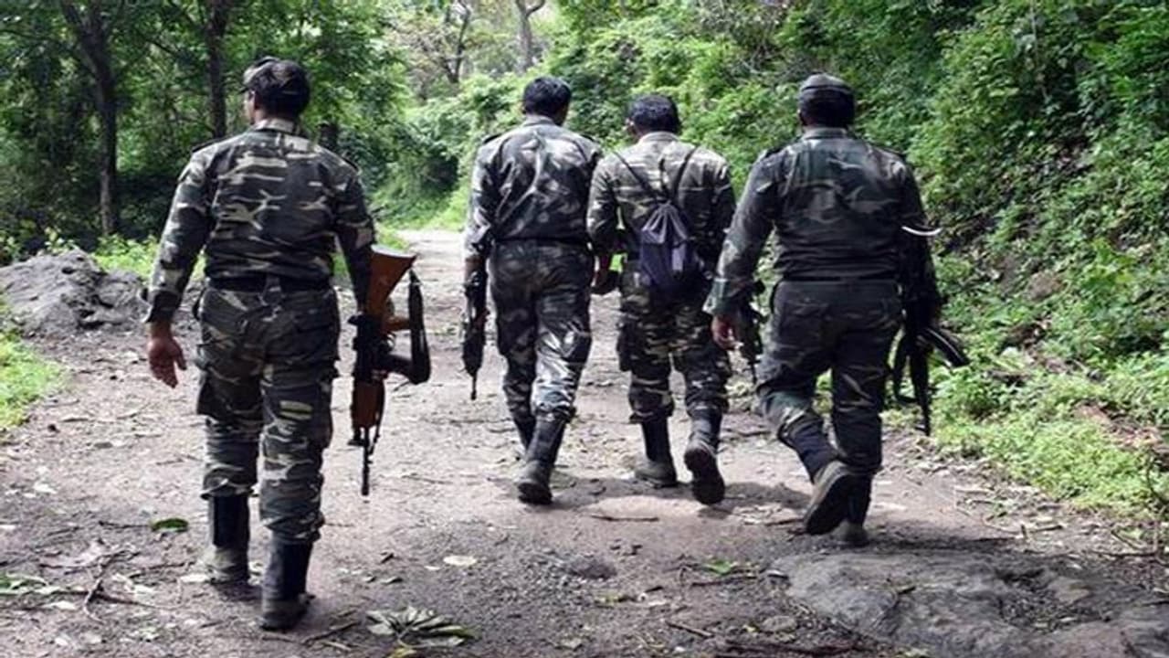 पुलिस महानिदेशक की माओवादियों को धमकी जवानों के हत्यारों को पाताल से भी ढूंढ कर............ पुलिस महानिदेशक की माओवादियों को धमकी जवानों के हत्यारों को पाताल से भी ढूंढ कर............