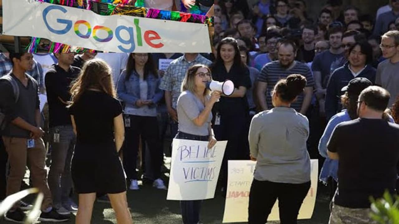 గూగుల్ ముందు నిరసన.. కారణమేమిటంటే?