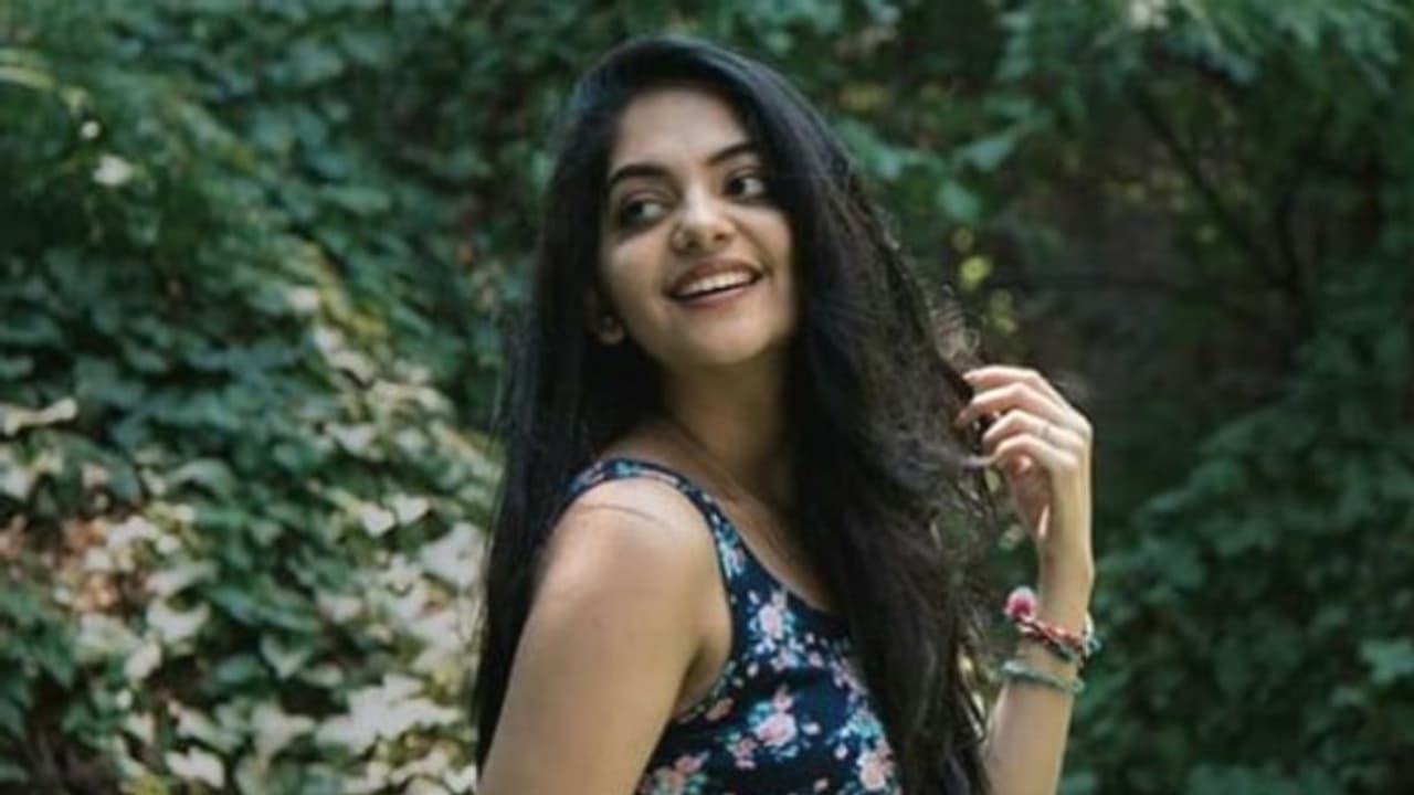 'തലയിൽ നിന്ന് ഈ പാട്ട് ഒഴിഞ്ഞുപോകുന്നില്ല, അതിനാൽ ഇത് ഇവിടെ ഇടുകയാണ്'; അഹാനയുടെ പാട്ട് ഏറ്റെടുത്ത് ആരാധകർ 'തലയിൽ നിന്ന് ഈ പാട്ട് ഒഴിഞ്ഞുപോകുന്നില്ല, അതിനാൽ ഇത് ഇവിടെ ഇടുകയാണ്'; അഹാനയുടെ പാട്ട് ഏറ്റെടുത്ത് ആരാധകർ