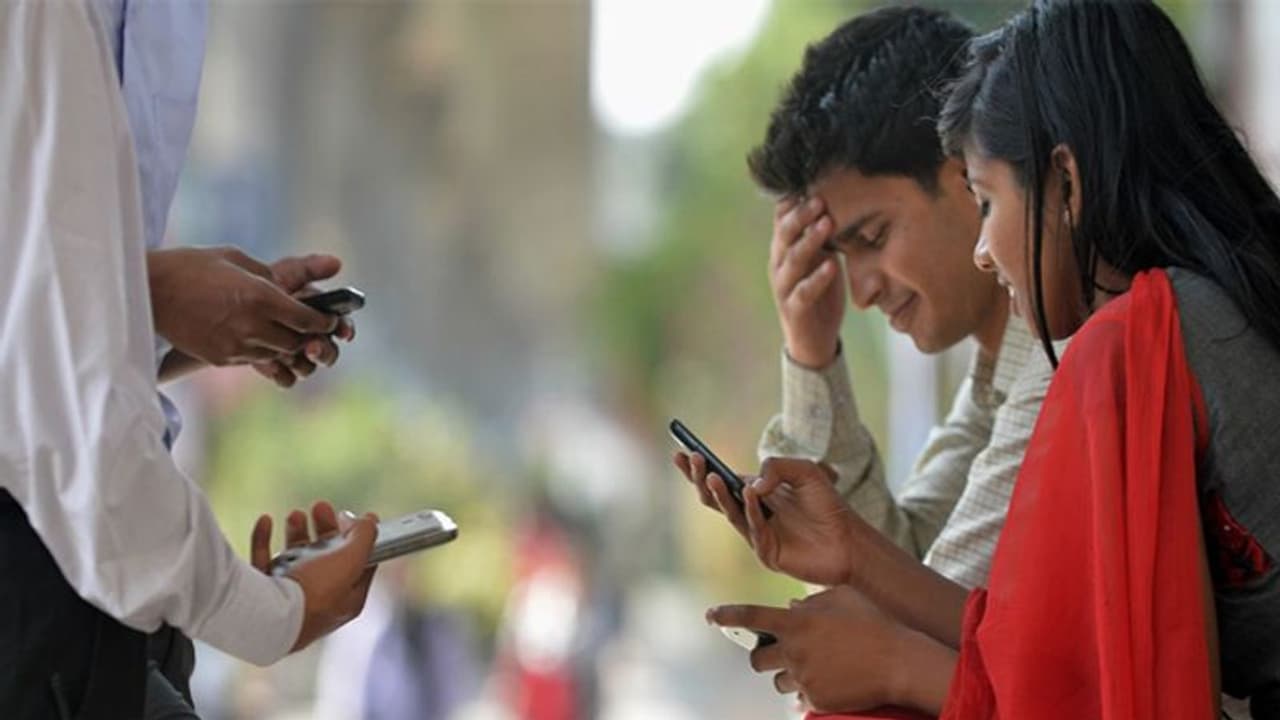 दिसंबर से महंगे हो जाएंगे BSNL, Jio, Airtel और VodaIdea के टैरिफ प्लान, आपकी जेब पर इतना पड़ेगा भार दिसंबर से महंगे हो जाएंगे BSNL, Jio, Airtel और VodaIdea के टैरिफ प्लान, आपकी जेब पर इतना पड़ेगा भार