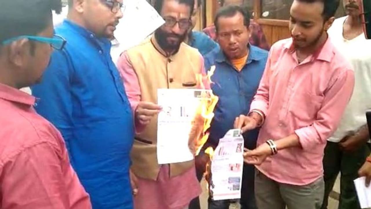 ওপিনিয়ন পোলের নাম করে লিফলেট বিলি,কালিয়াগঞ্জে 'কাঠগড়ায়' তৃণমূল ওপিনিয়ন পোলের নাম করে লিফলেট বিলি,কালিয়াগঞ্জে 'কাঠগড়ায়' তৃণমূল