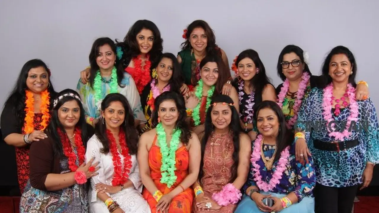 இந்த வருடம் ஒன்று கூட தயாரான 80 நடிகர் நடிகைகள்...! ஏர்போட்டிலேயே பிரபலங்கள் செய்த அட்டகாசத்தை பாருங்க..!