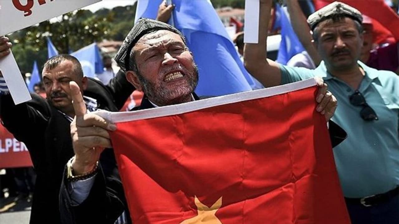 चीन में उइगर मुसलमानों पर जुल्म की इंतहा, अमेरिका ने पूछा, चुप क्यों है दुनिया? चीन में उइगर मुसलमानों पर जुल्म की इंतहा, अमेरिका ने पूछा, चुप क्यों है दुनिया?