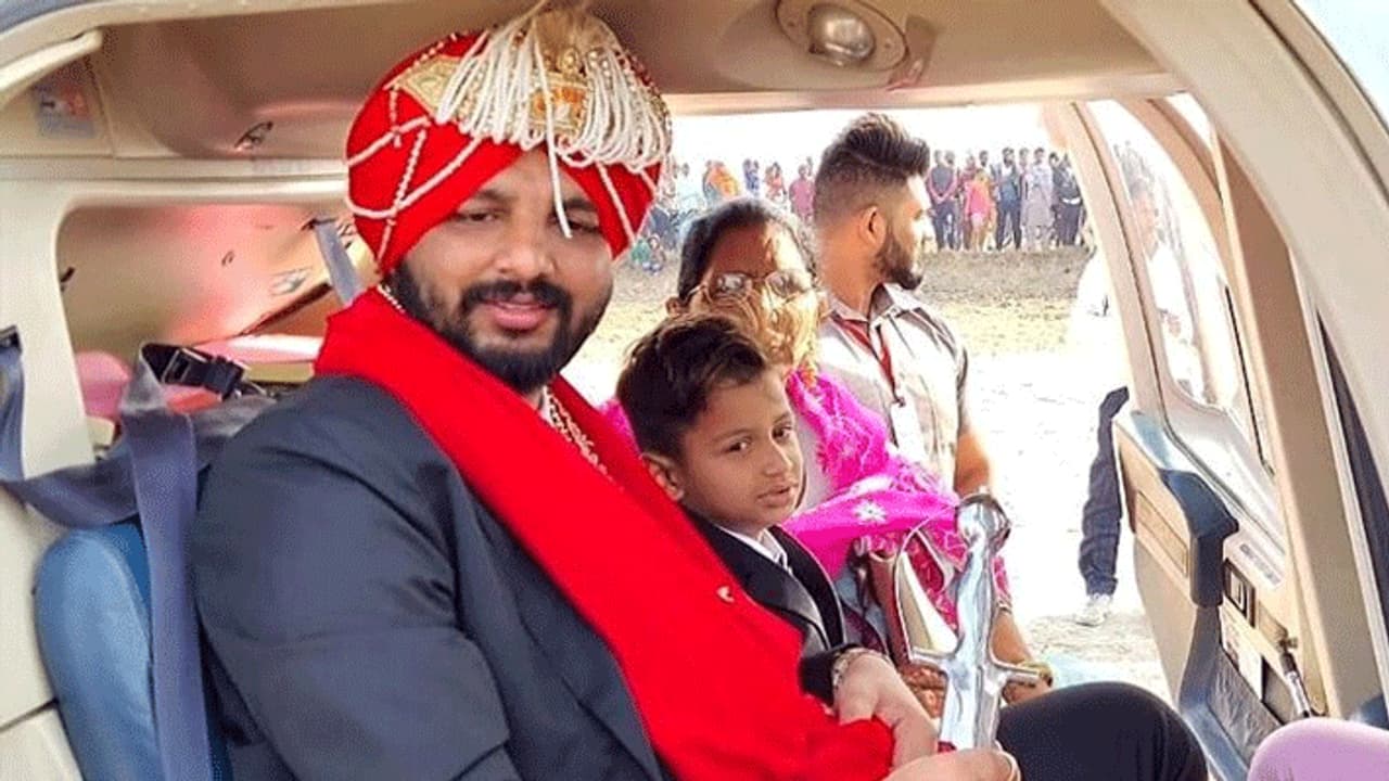 मां की वजह से गांव में जाकर शादी कर रहा है करोड़पति बिजनेसमैन, हेलिकॉप्टर से पहुंचा दुल्हन को लेने मां की वजह से गांव में जाकर शादी कर रहा है करोड़पति बिजनेसमैन, हेलिकॉप्टर से पहुंचा दुल्हन को लेने