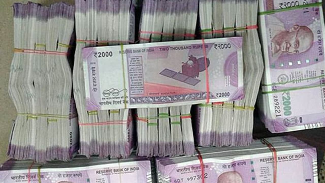 పార్కింగ్ చేసిన కారులో బంగారం, నోట్ల కట్టలు పార్కింగ్ చేసిన కారులో బంగారం, నోట్ల కట్టలు