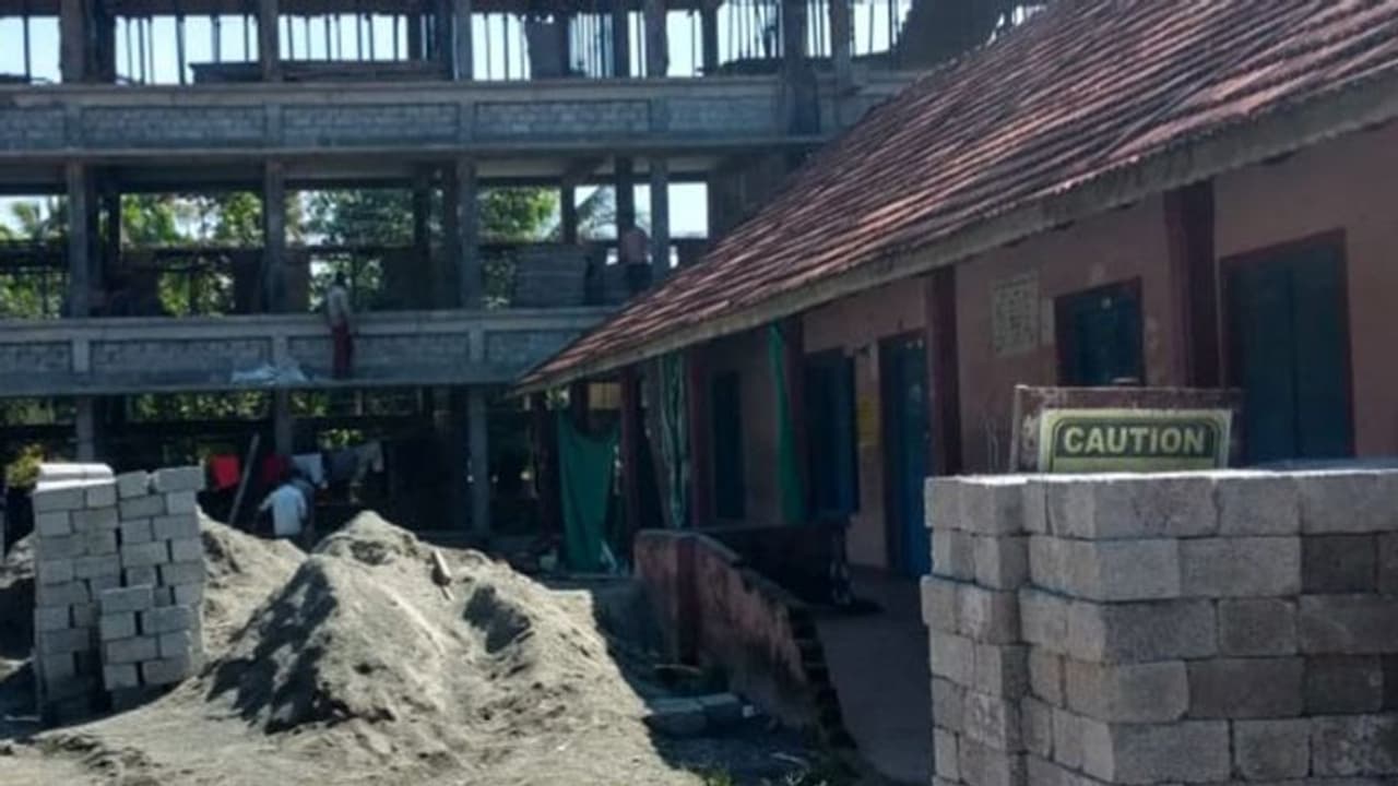 അമ്പലപ്പുഴ സ്കൂള് 'വീടാക്കി' ഇതര സംസ്ഥാന തൊഴിലാളികള്; ഊണും ഉറക്കവും കുളിയും സ്കൂളില് തന്നെ അമ്പലപ്പുഴ സ്കൂള് 'വീടാക്കി' ഇതര സംസ്ഥാന തൊഴിലാളികള്; ഊണും ഉറക്കവും കുളിയും സ്കൂളില് തന്നെ