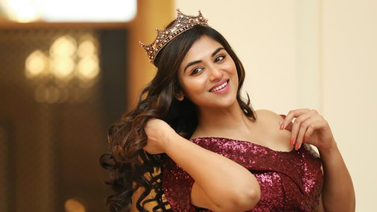 இந்துஜா.. இந்துஜா... சொக்கவைக்கும் இந்துஜா...! ஃபேஷன் ஷோவில் அசரடித்த 'குயீன்' இந்துஜாவின் ஸ்டைலிஷ் புகைப்படங்கள் இதோ!