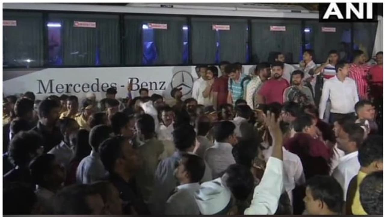 'വേഷം മാറി പൊലീസ് ഉദ്യോഗസ്ഥന് ഹോട്ടലില്'; എംഎല്എമാരെ മാറ്റി എന്സിപി 'വേഷം മാറി പൊലീസ് ഉദ്യോഗസ്ഥന് ഹോട്ടലില്'; എംഎല്എമാരെ മാറ്റി എന്സിപി