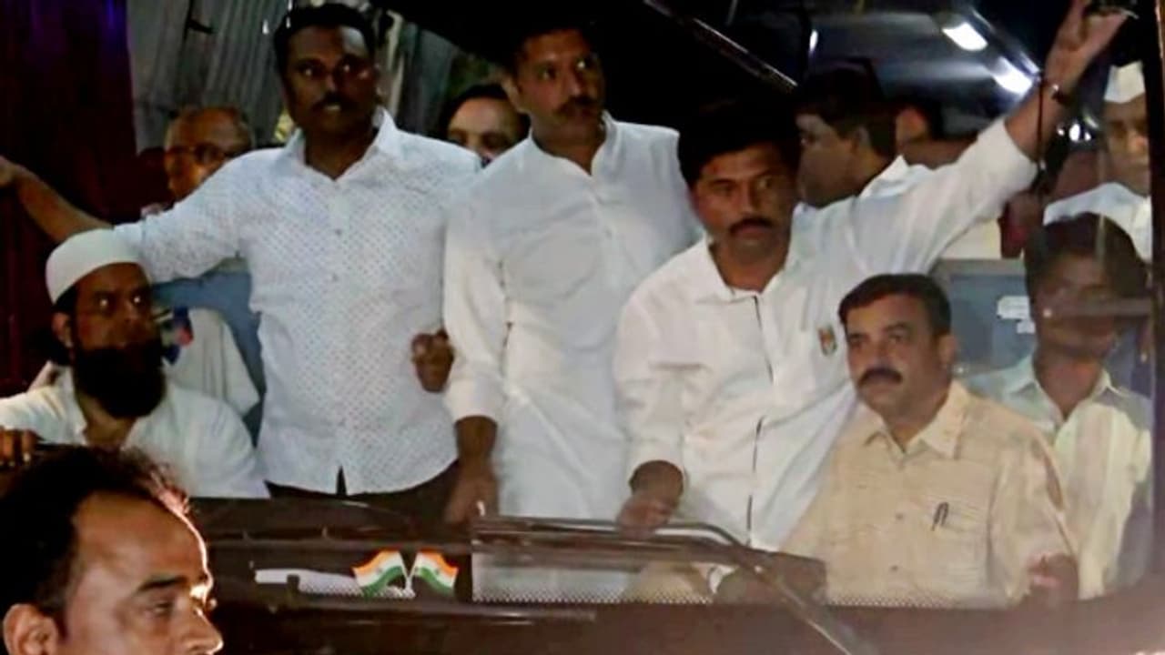 এনসিপি র হোটেলে গুপ্তচর, সাদা পোশাকের পুলিশ ধরা পড়তেই সরানো হল বিধায়কদের এনসিপি র হোটেলে গুপ্তচর, সাদা পোশাকের পুলিশ ধরা পড়তেই সরানো হল বিধায়কদের