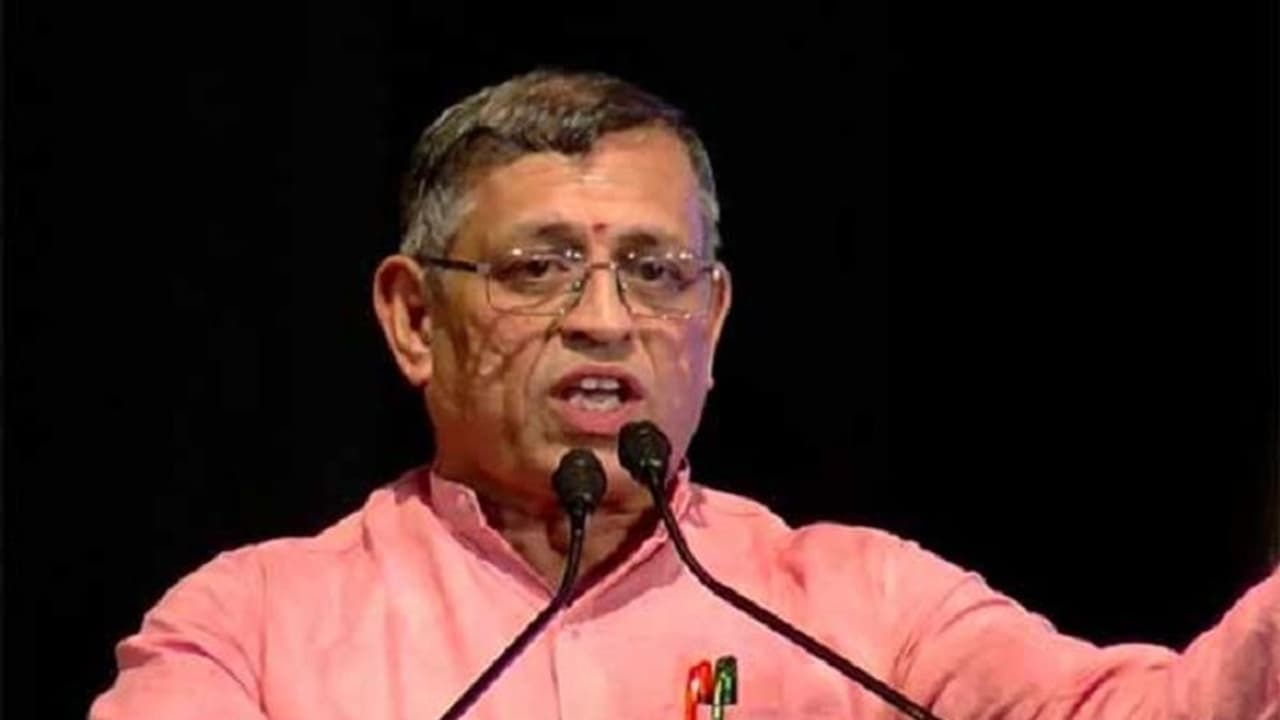 நான் சொல்லித்தான் ஓபிஎஸ் ஜெயலலிதா சமாதியில் தர்மயுத்தத்தில் உட்கார்ந்தார் !! குருமூர்த்தி அதிரடி பேச்சு !! நான் சொல்லித்தான் ஓபிஎஸ் ஜெயலலிதா சமாதியில் தர்மயுத்தத்தில் உட்கார்ந்தார் !! குருமூர்த்தி அதிரடி பேச்சு !!