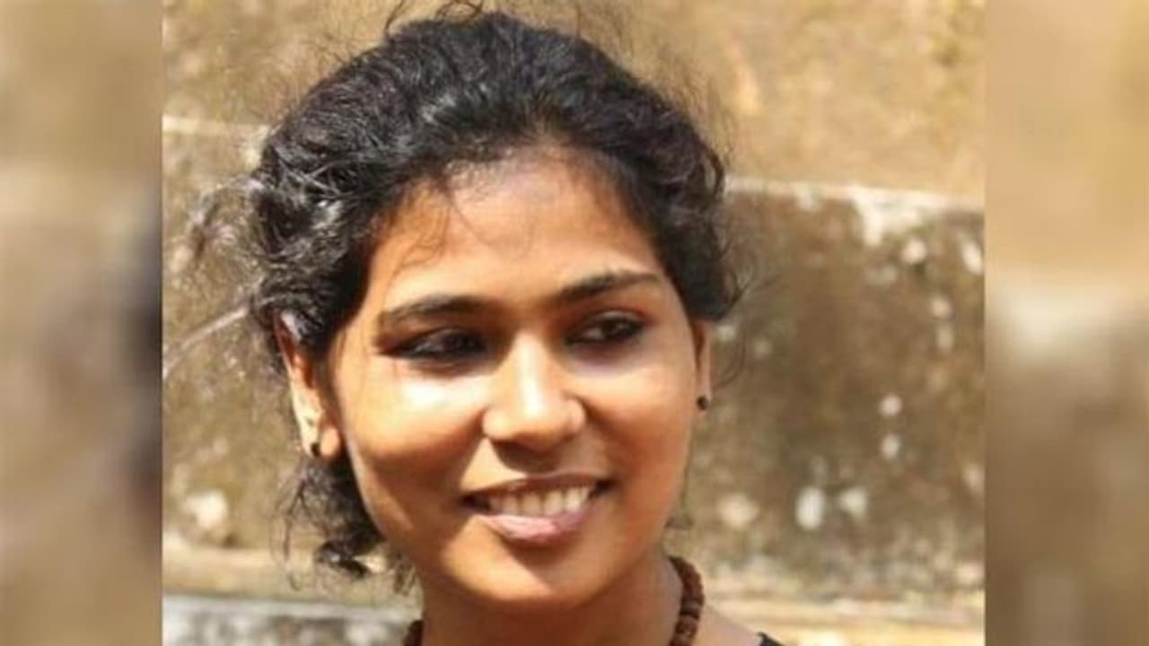 പിരിച്ചുവിടൽ സുപ്രീംകോടതി വിധിയെ വെല്ലുവിളിക്കുന്ന നടപടി, രാഷ്ട്രീയ പകപോക്കലെന്നും രഹ്ന ഫാത്തിമ പിരിച്ചുവിടൽ സുപ്രീംകോടതി വിധിയെ വെല്ലുവിളിക്കുന്ന നടപടി, രാഷ്ട്രീയ പകപോക്കലെന്നും രഹ്ന ഫാത്തിമ