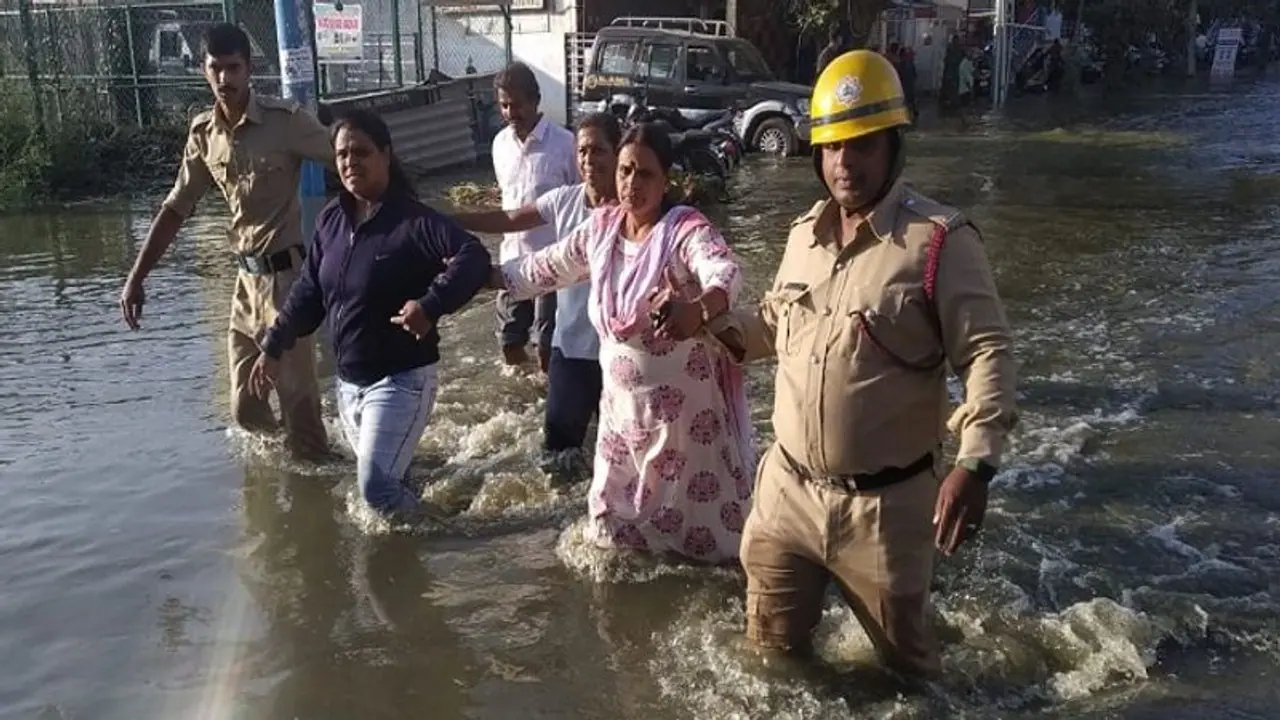 ‘ಅಪಾರ್ಟ್ಮೆಂಟ್ಗಳಿಗೆ ಕೆರೆ ನೀರು ತಪ್ಪಿಸಲು ಏರಿ ಒಡೆದರು’ ‘ಅಪಾರ್ಟ್ಮೆಂಟ್ಗಳಿಗೆ ಕೆರೆ ನೀರು ತಪ್ಪಿಸಲು ಏರಿ ಒಡೆದರು’