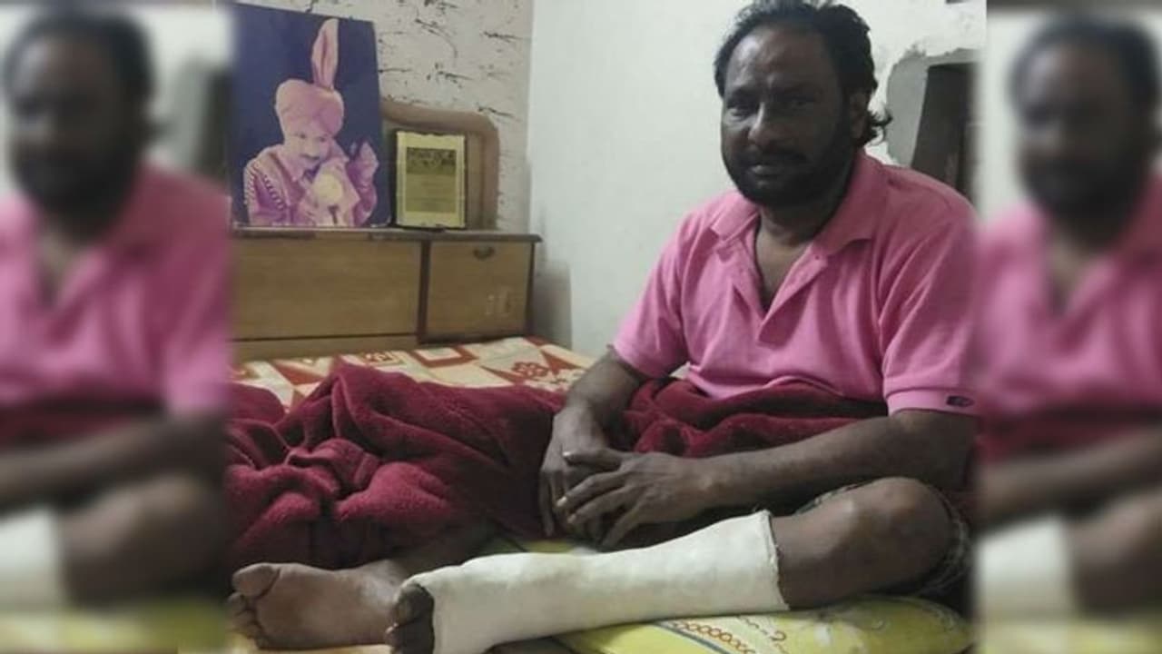 कभी इस सिंगर के लाइव कन्सर्ट में होती थी पैसों की बारिश, आज बहा रहा बेबसी के आंसू कभी इस सिंगर के लाइव कन्सर्ट में होती थी पैसों की बारिश, आज बहा रहा बेबसी के आंसू