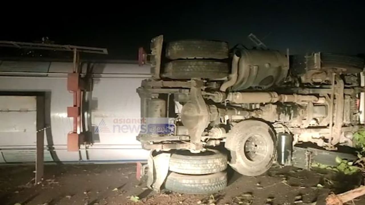 വട്ടപ്പാറയിൽ ഗ്യാസ് ടാങ്കർ മറിഞ്ഞ് വാതക ചോർച്ച വട്ടപ്പാറയിൽ ഗ്യാസ് ടാങ്കർ മറിഞ്ഞ് വാതക ചോർച്ച