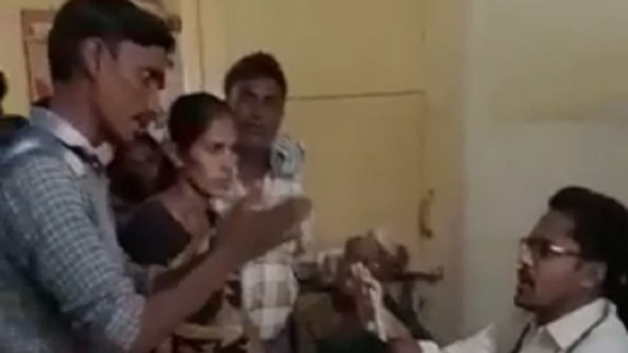 ಸರ್ಕಾರಿ ಆಸ್ಪತ್ರೆಯಲ್ಲಿ ಪ್ರತಿ ರೋಗಿಯಿಂದ 50 ರೂ. ಲಂಚ ಪಡೆಯೋ ವೈದ್ಯ ಸರ್ಕಾರಿ ಆಸ್ಪತ್ರೆಯಲ್ಲಿ ಪ್ರತಿ ರೋಗಿಯಿಂದ 50 ರೂ. ಲಂಚ ಪಡೆಯೋ ವೈದ್ಯ