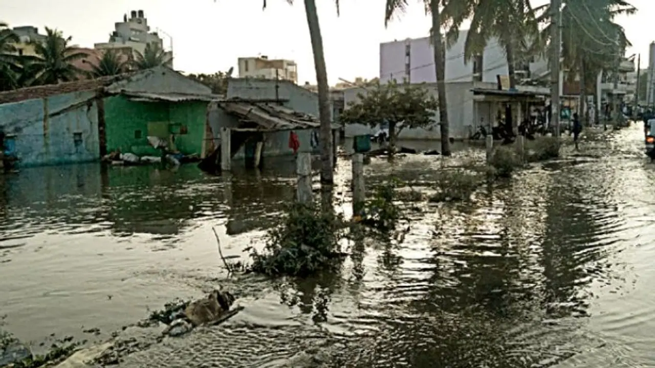 দিঘি উপচে আচমকা বন্যায় বিপর্যস্ত বেঙ্গালুরু, চোখের পলকে জলের তলে ২৫০ পরিবার দিঘি উপচে আচমকা বন্যায় বিপর্যস্ত বেঙ্গালুরু, চোখের পলকে জলের তলে ২৫০ পরিবার