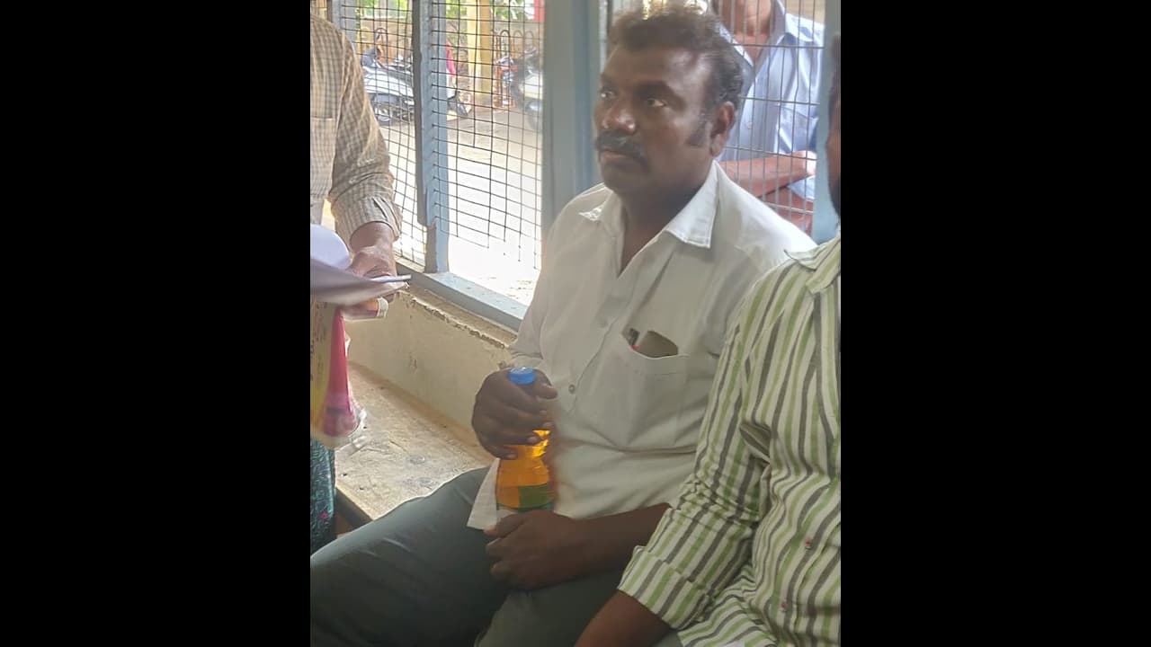 విజయారెడ్డి ఎఫెక్ట్ : ఏపీలోని తహాశీల్దార్ కార్యాలయంలో పెట్రల్ తో రైతు హల్ చల్