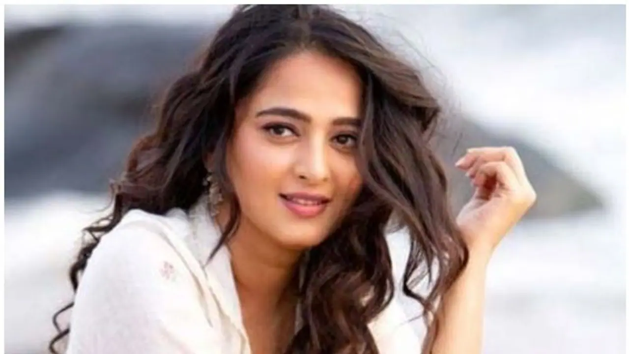 అనుష్క ఫోటో పెట్టి.. యువకుడిని మోసం చేసి..! అనుష్క ఫోటో పెట్టి.. యువకుడిని మోసం చేసి..!