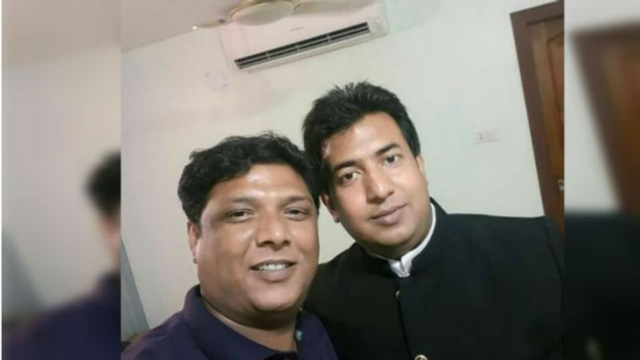 ট্রাক থেকে তোলাবাজির অভিযোগ, বহরমপুরে গ্রেফতার যুব তৃণমূল নেতা ট্রাক থেকে তোলাবাজির অভিযোগ, বহরমপুরে গ্রেফতার যুব তৃণমূল নেতা