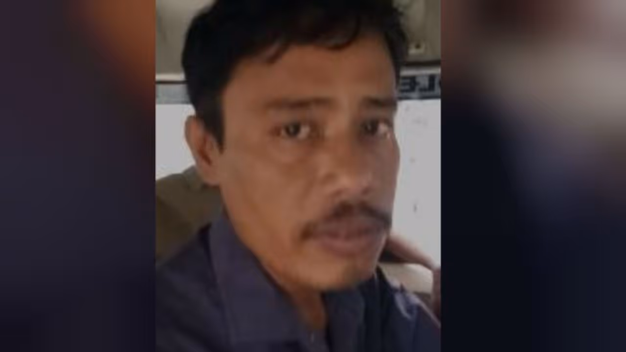 বুথে বসেই বিজেপিকে ভোট দিতে চাপ, আটক পোলিং অফিসার বুথে বসেই বিজেপিকে ভোট দিতে চাপ, আটক পোলিং অফিসার