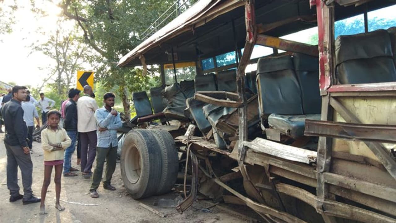 बस ट्रक की भीषण टक्कर में 9 लोगों की मौत कई घायल, बढ़ सकती है मृतकों की संख्या बस ट्रक की भीषण टक्कर में 9 लोगों की मौत कई घायल, बढ़ सकती है मृतकों की संख्या