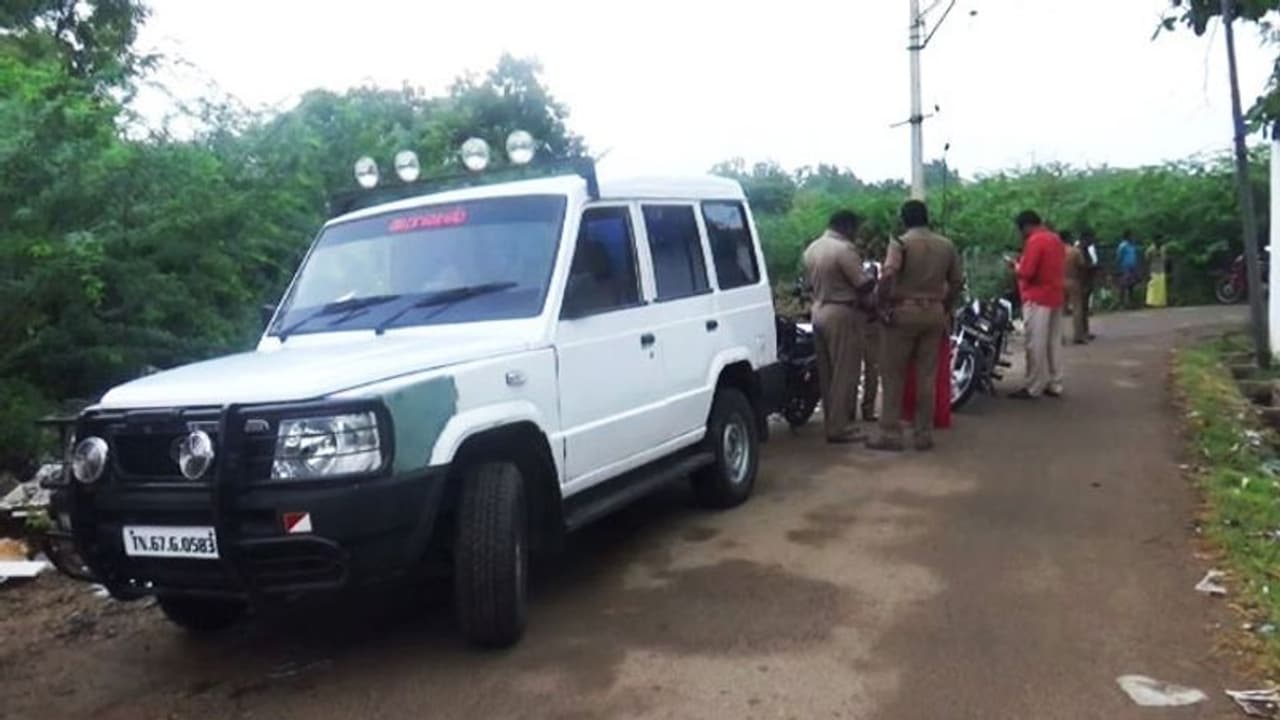 நள்ளிரவில் ஓட ஓட விரட்டி 2 பேர் படுகொலை… சிவகாசியில் பதற்றம்..! நள்ளிரவில் ஓட ஓட விரட்டி 2 பேர் படுகொலை… சிவகாசியில் பதற்றம்..!