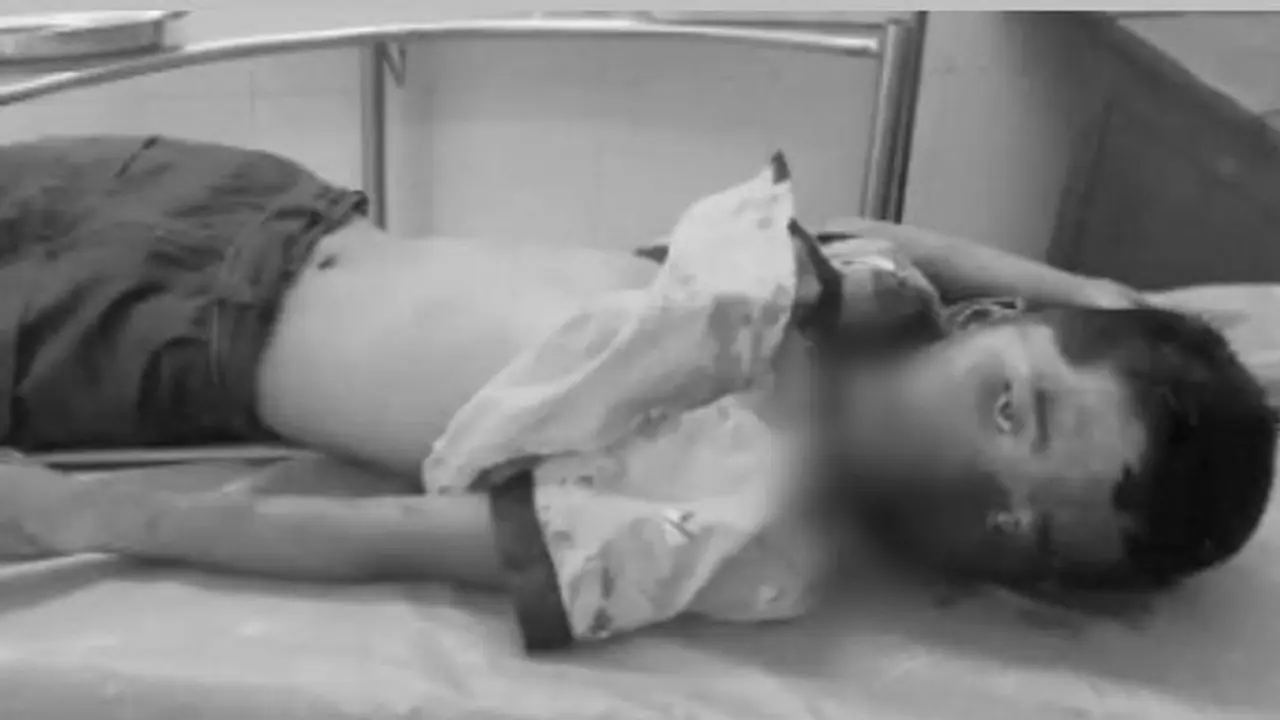 தாறுமாறாக வந்த இருசக்கர வாகனத்தால் தலைகுப்புற கவிழ்ந்த கார்..! ரத்தவெள்ளத்தில் சிறுவன் துடிதுடித்து பலி..!