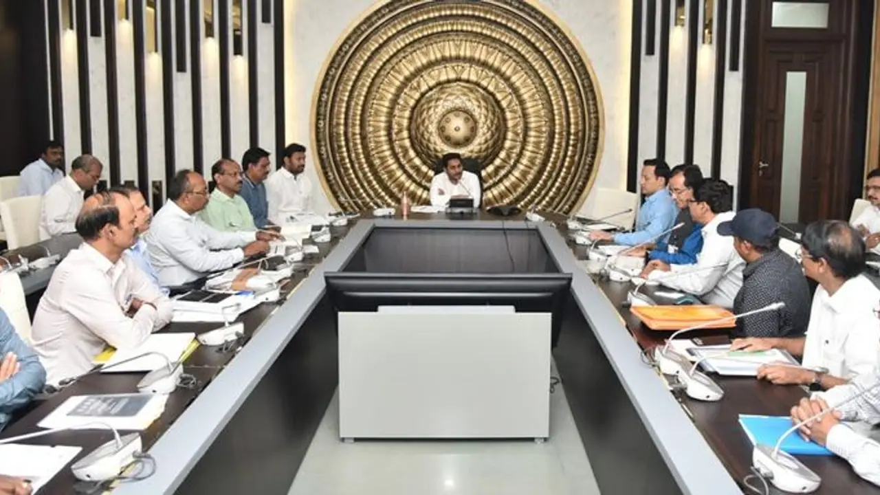 జగన్ నిర్ణయాన్ని తప్పుబట్టిన మంత్రి అవంతి శ్రీనివాస్: గట్టిగా చెప్పిన సీఎం