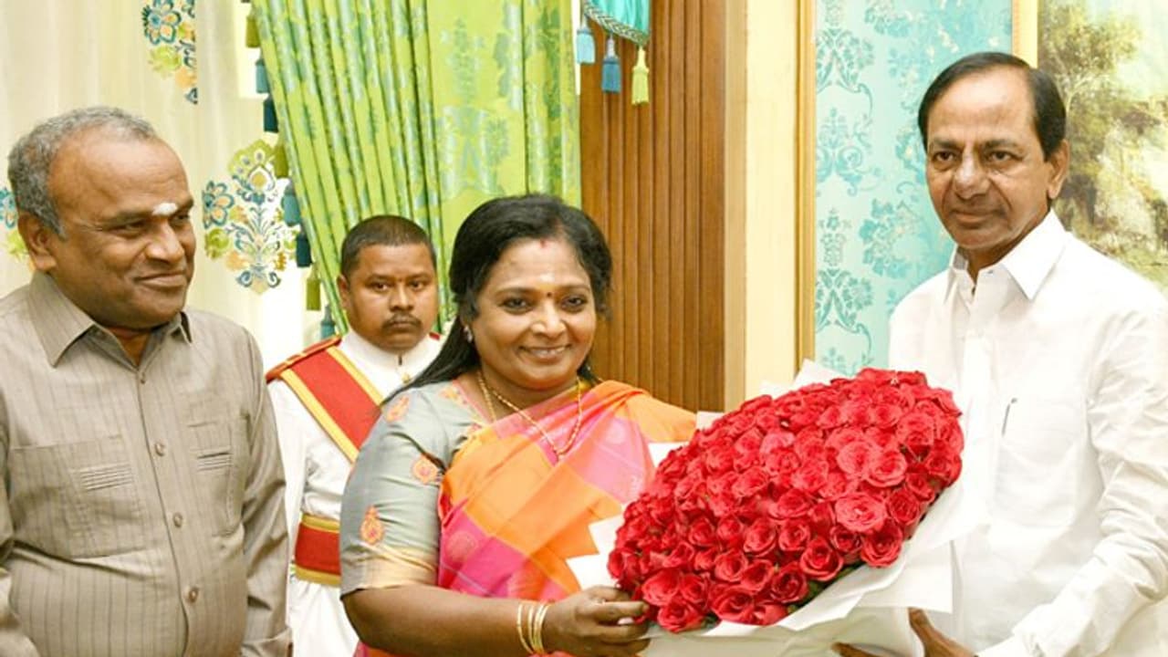 గవర్నర్ తమిళిసై సౌందరరాజన్తో కేసీఆర్ భేటీ గవర్నర్ తమిళిసై సౌందరరాజన్తో కేసీఆర్ భేటీ