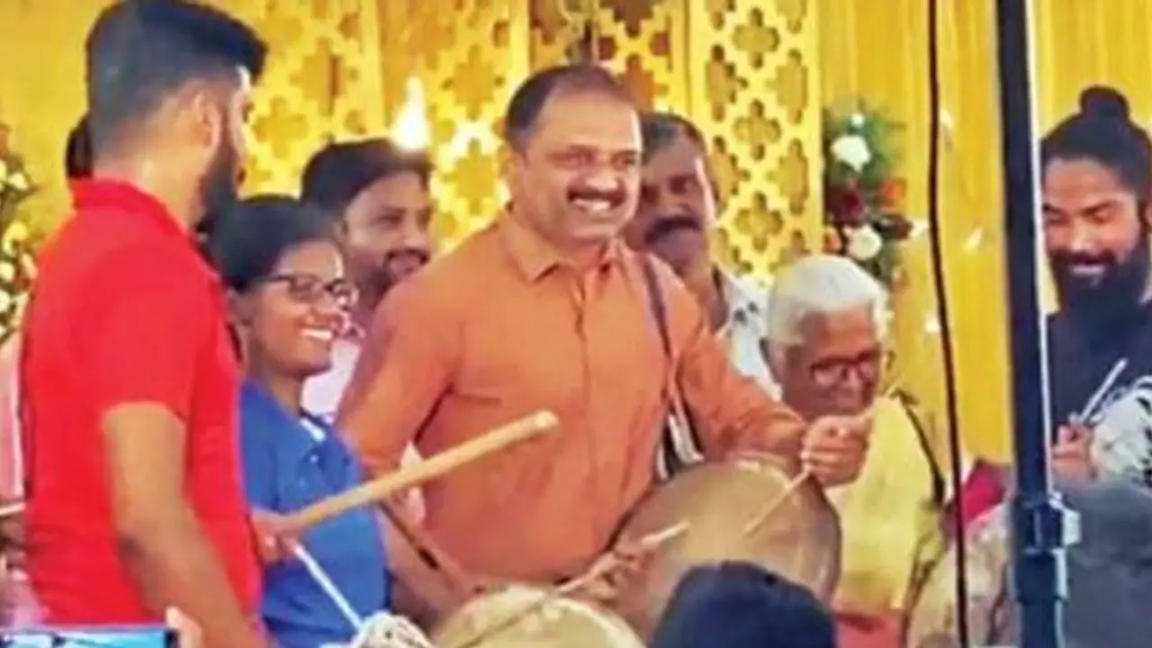 அற்புதம்மாளுடன் பறையடித்து குதூகலித்த பேரறிவாளன்..! திருமண வீட்டில் உறவினர்களுடன் கொண்டாட்டம்..!