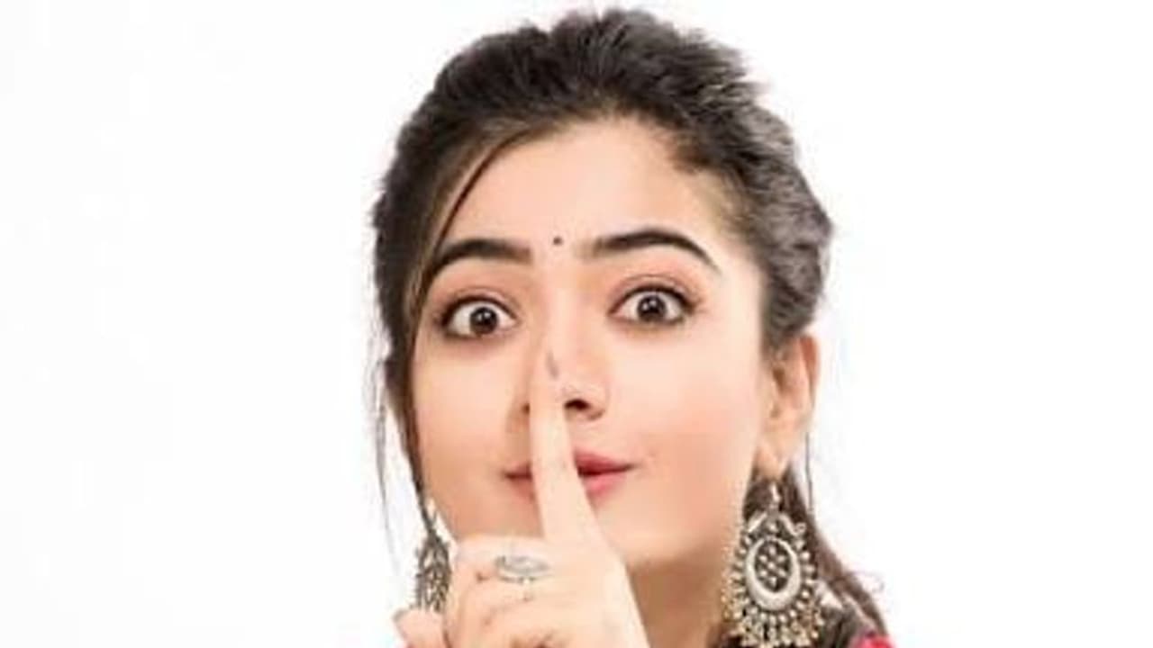 கவர்ச்சியை காட்டி நடித்த கதாயாகி, பிறகு நேர்ந்த பலான பலான சம்பவங்கள்..!! சொல்ல முடியாமல் சினுங்கள்..!! கவர்ச்சியை காட்டி நடித்த கதாயாகி, பிறகு நேர்ந்த பலான பலான சம்பவங்கள்..!! சொல்ல முடியாமல் சினுங்கள்..!!