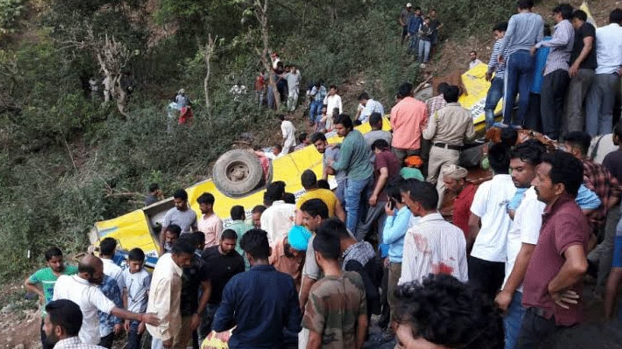 100 फीट गहरी खाई में गिरी बस के उड़ गए परखच्चे, सवार थे 40 यात्री 100 फीट गहरी खाई में गिरी बस के उड़ गए परखच्चे, सवार थे 40 यात्री