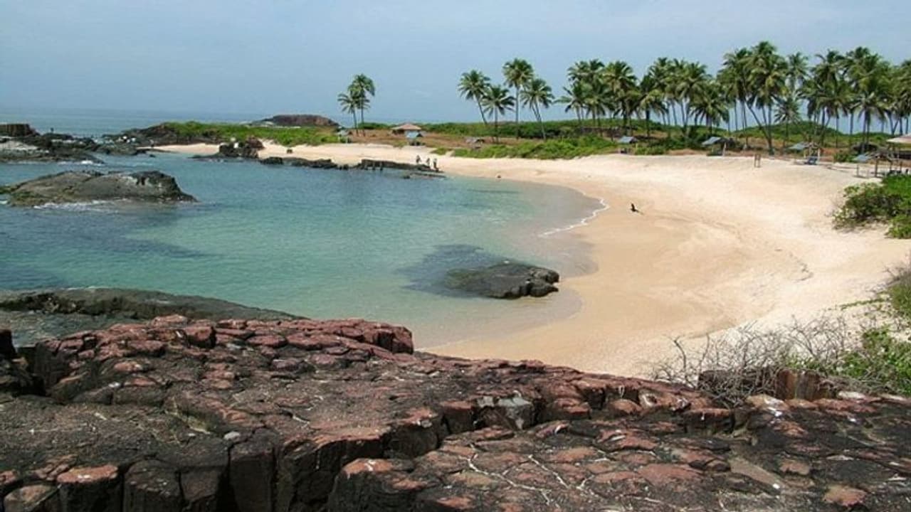 मंहगा पड़ा केरल की खूबसूरती का दीदार, रात भर द्वीप में भूखे प्यासे पड़े रहे 4 सैलानी मंहगा पड़ा केरल की खूबसूरती का दीदार, रात भर द्वीप में भूखे प्यासे पड़े रहे 4 सैलानी