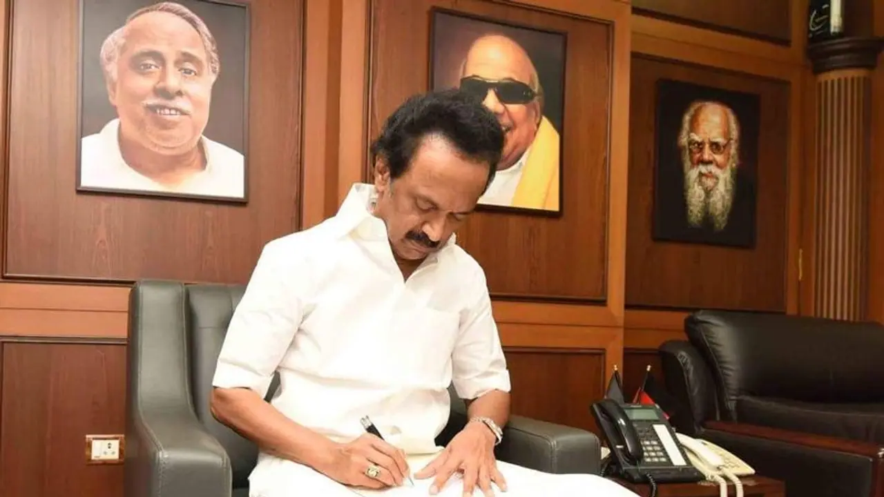 அனைத்தும் தமிழ் மயமாகும் காவல்துறை !! டிஜிபி திரிபாதிக்கு ஸ்டாலின் பாராட்டு !