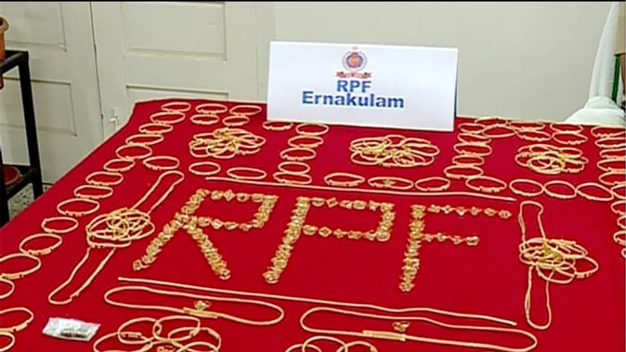 രേഖകളില്ലാതെ കടത്തിയ മുക്കാല് കിലോ സ്വര്ണവുമായി ഇതര സംസ്ഥാന തൊഴിലാളി കൊച്ചിയില് പിടിയില് രേഖകളില്ലാതെ കടത്തിയ മുക്കാല് കിലോ സ്വര്ണവുമായി ഇതര സംസ്ഥാന തൊഴിലാളി കൊച്ചിയില് പിടിയില്