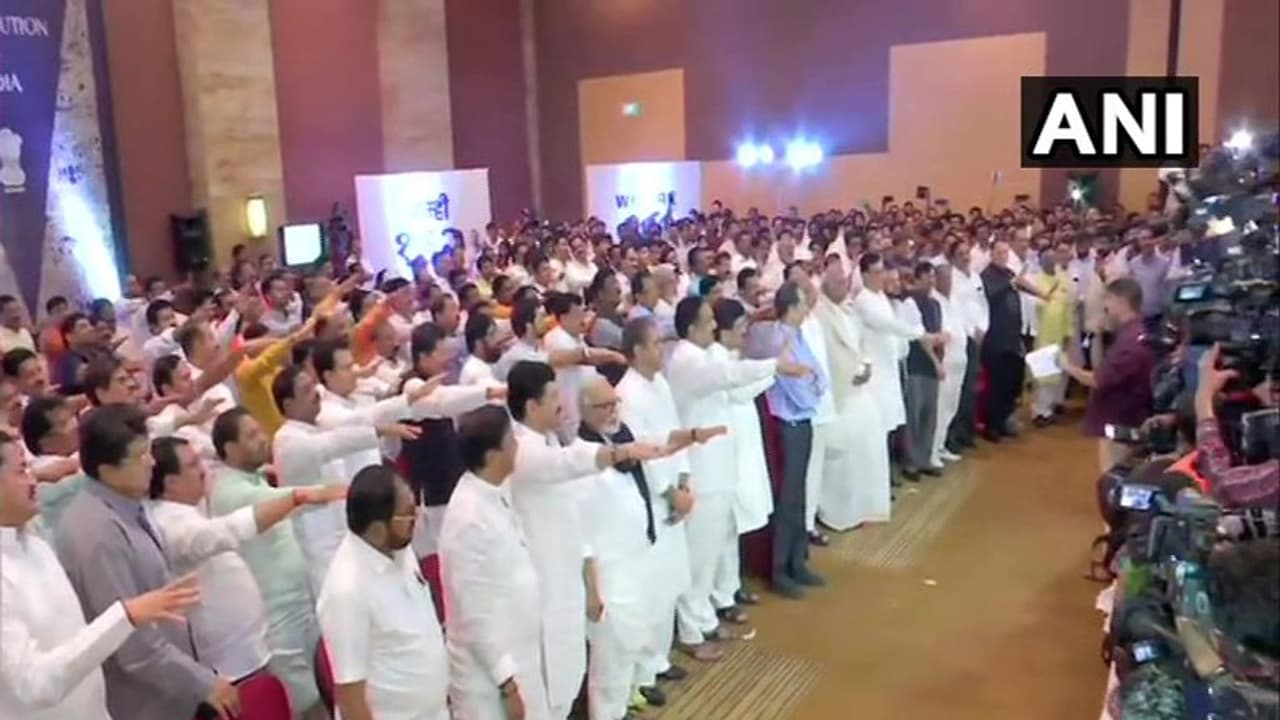 ஃபுல் மெஜாரிட்டியை காட்ட சிவசேனா கூட்டணி அணி வகுப்பு ! பாஜக ஆட்சி தப்புமா ? உச்சநீதிமன்றம் இன்று தீர்ப்பு !! ஃபுல் மெஜாரிட்டியை காட்ட சிவசேனா கூட்டணி அணி வகுப்பு ! பாஜக ஆட்சி தப்புமா ? உச்சநீதிமன்றம் இன்று தீர்ப்பு !!